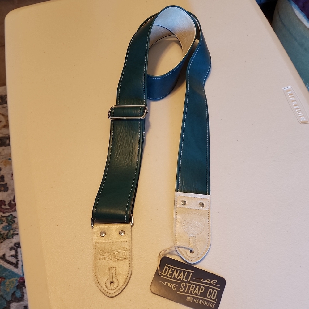 The Peacock Classic Vinyl Guitar Strap